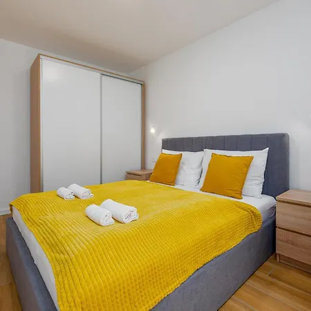 Stunning Apartment In Zadar With Wifi *