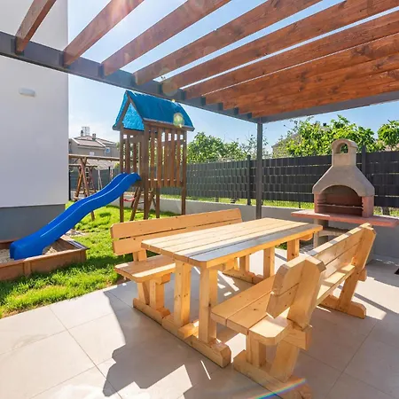 Stunning Apartment In Zadar With Wifi *